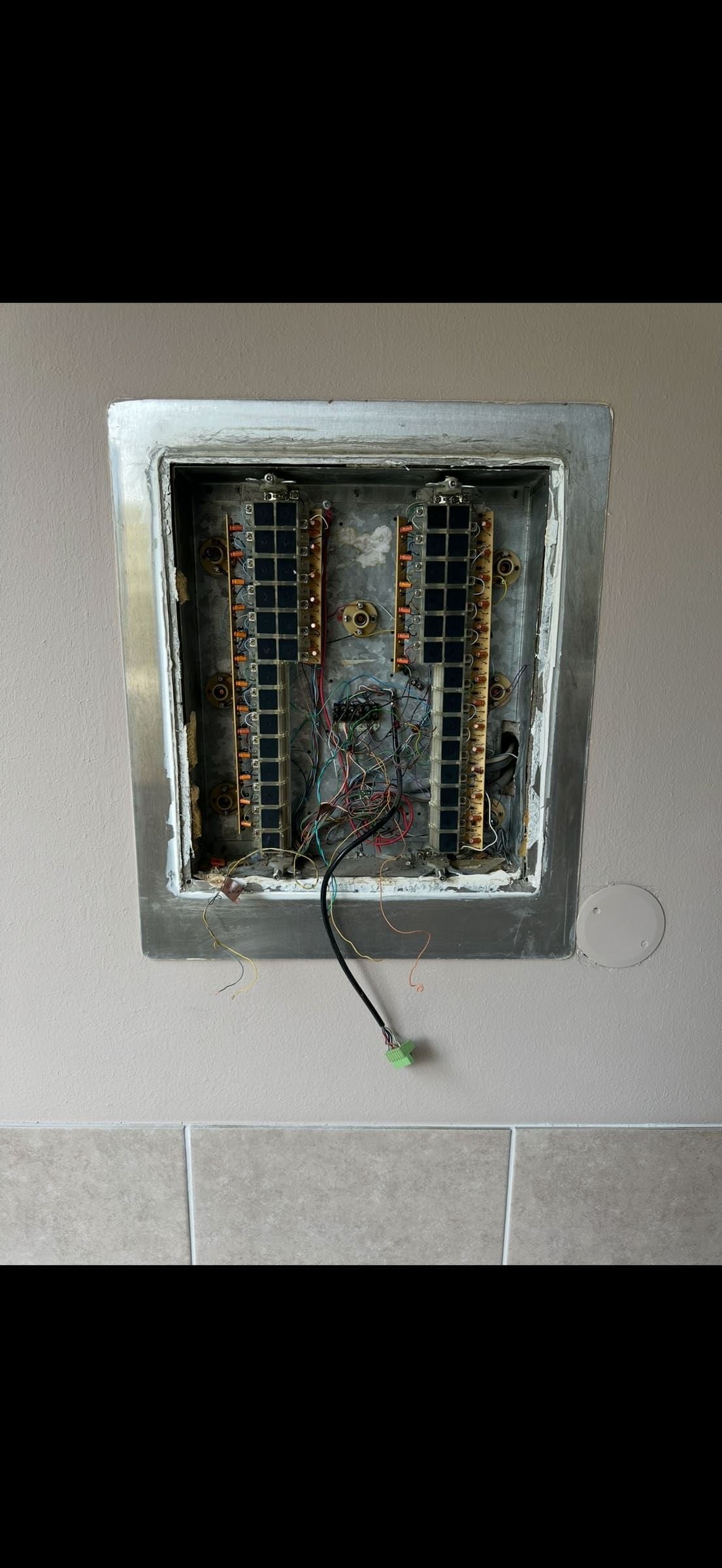 Ancien coffret ouvert pendant un dépannage, borniers et fils apparents