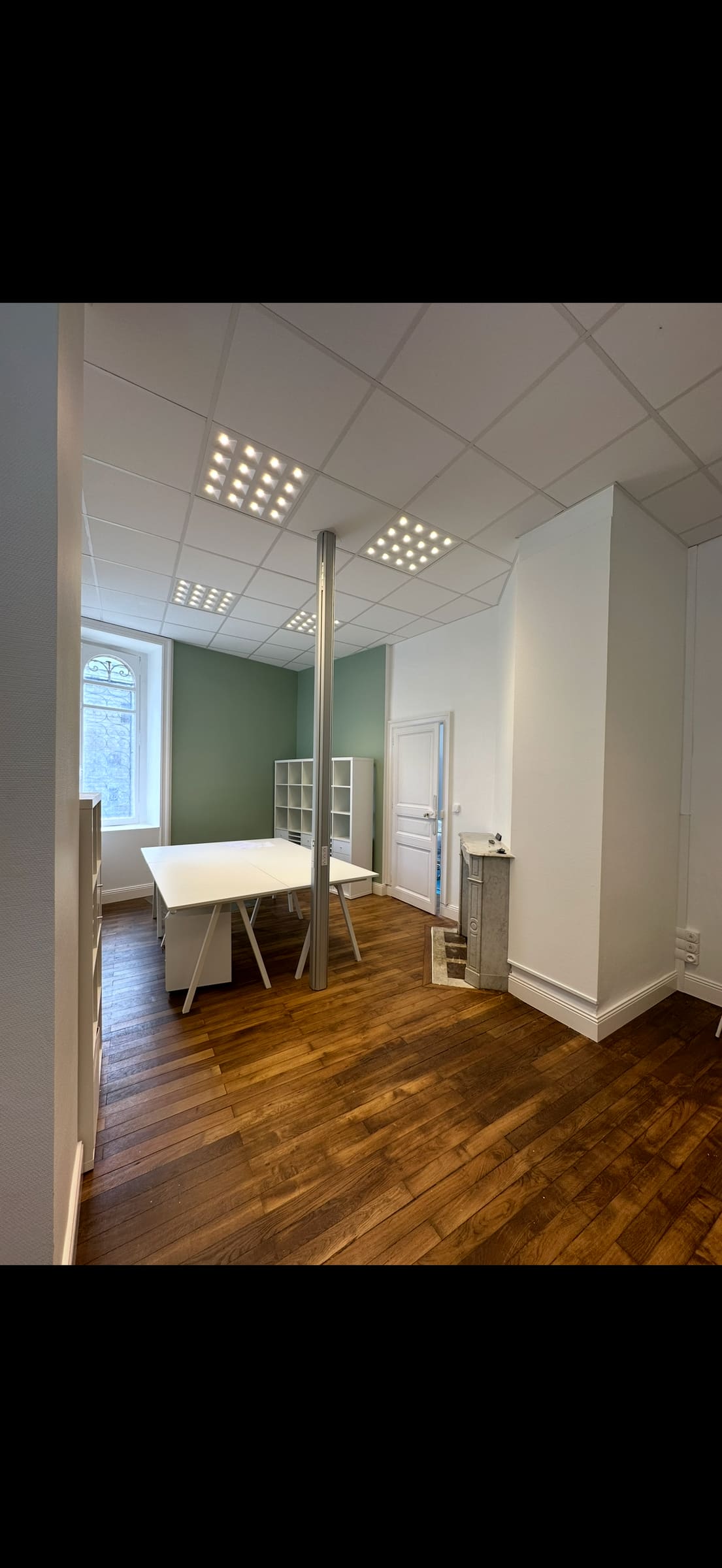 Bureau rénové, dalles LED encastrées au plafond et parquet