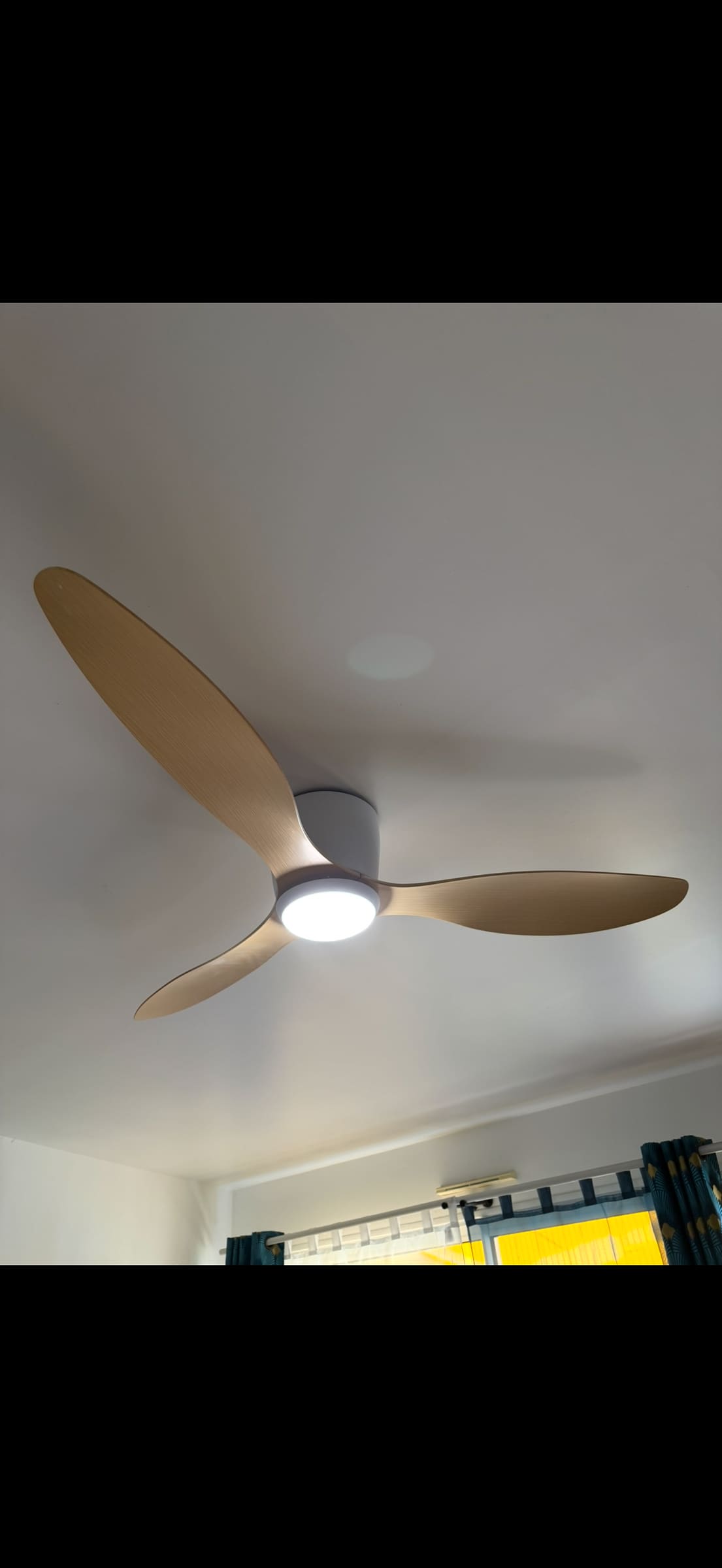 Ventilateur de plafond à lumière intégrée, dans une pièce de vie
