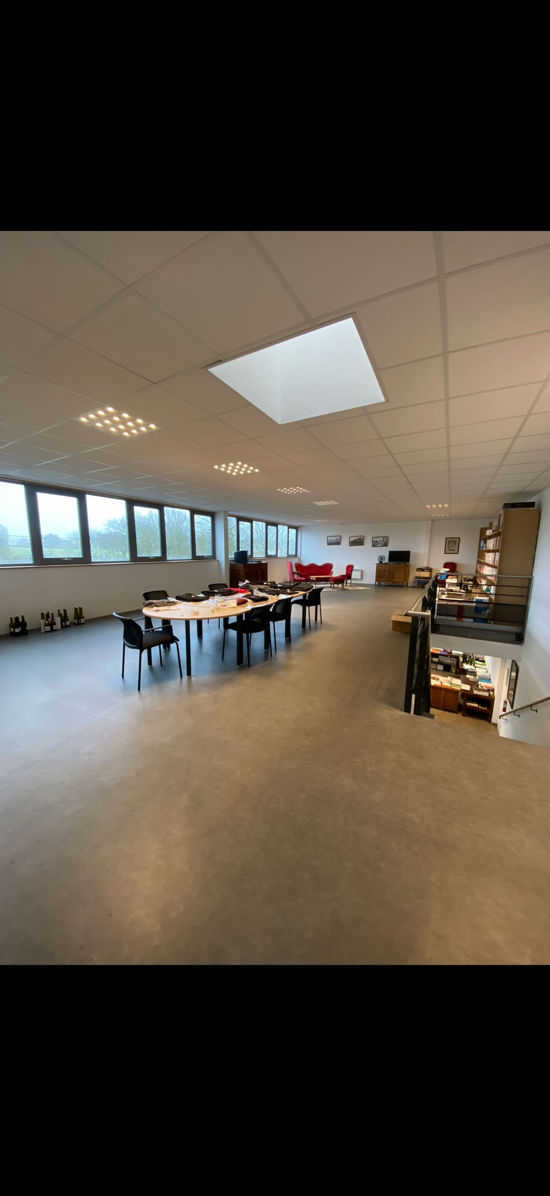 Plateau de bureaux lumineux, dalles LED et lanterneau au plafond