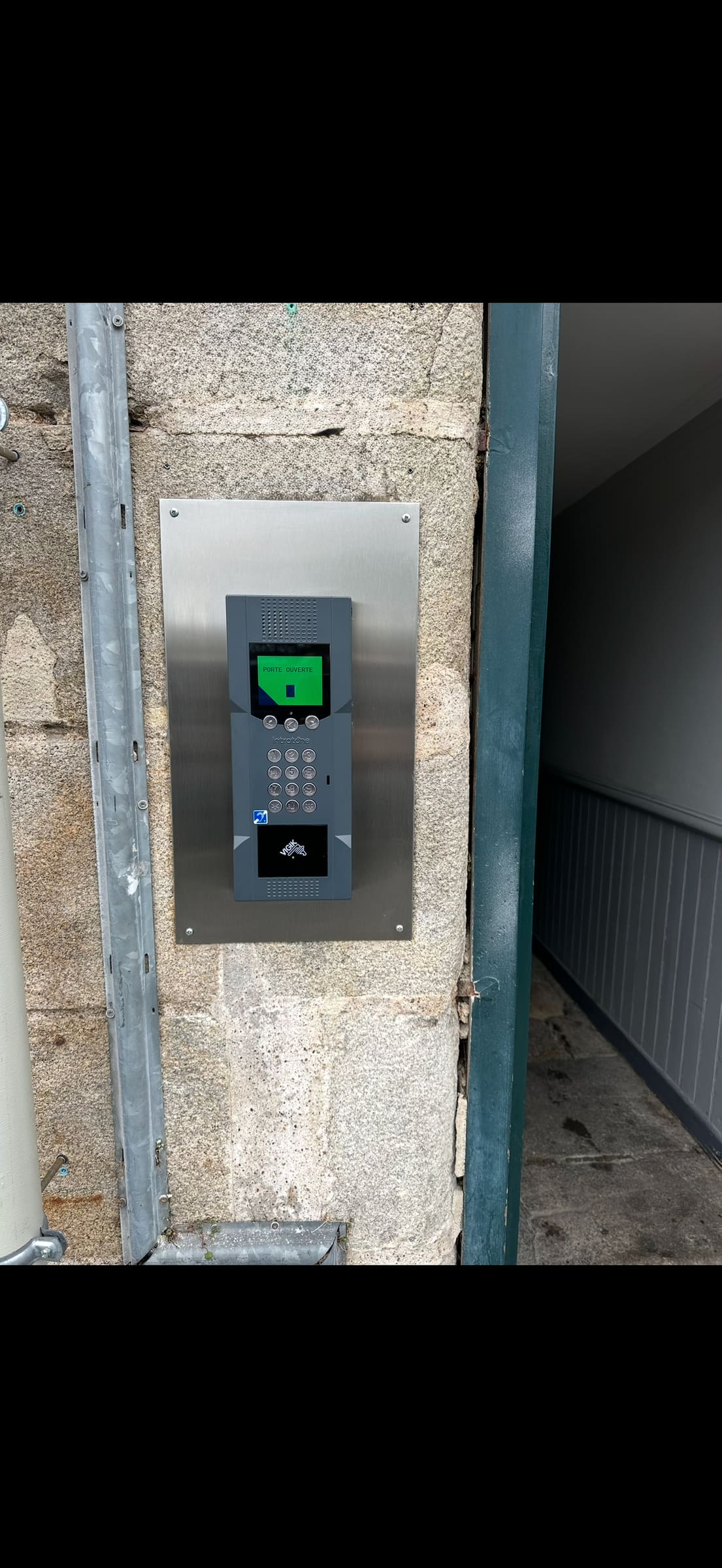 Platine Intratone à clavier et lecteur de badges, sur une plaque inox